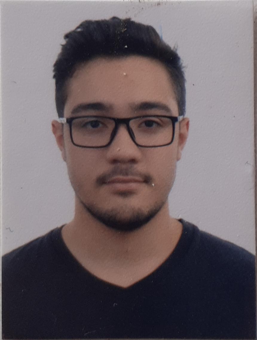 um homem de um metro e oitenta e um centímetros de altura. Meus cabelos e olhos são castanhos escuros, e uso óculos. Sou de pele branca em um fundo ciano